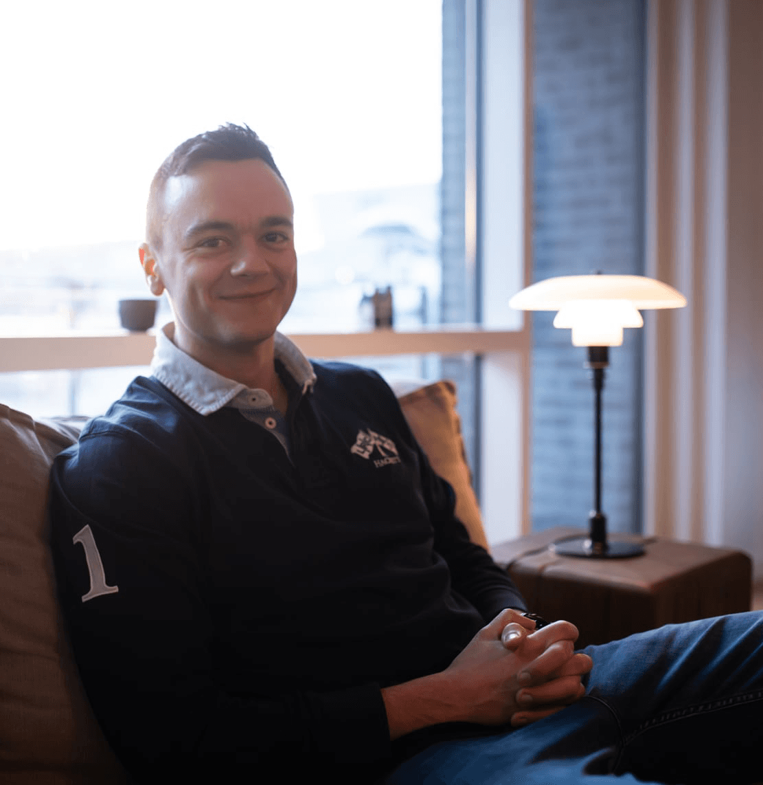 Nikolaj Andersen i sin sofa